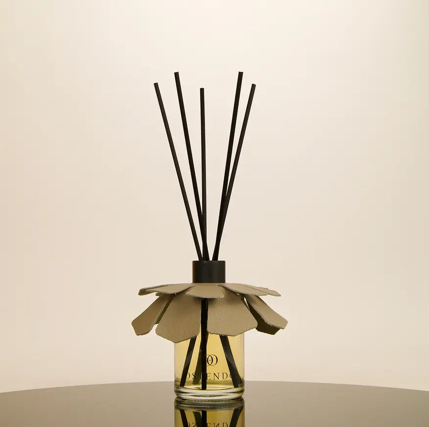 Diffuseur de parfum Corol, corolle de cuir façonnée à la main — ostendo