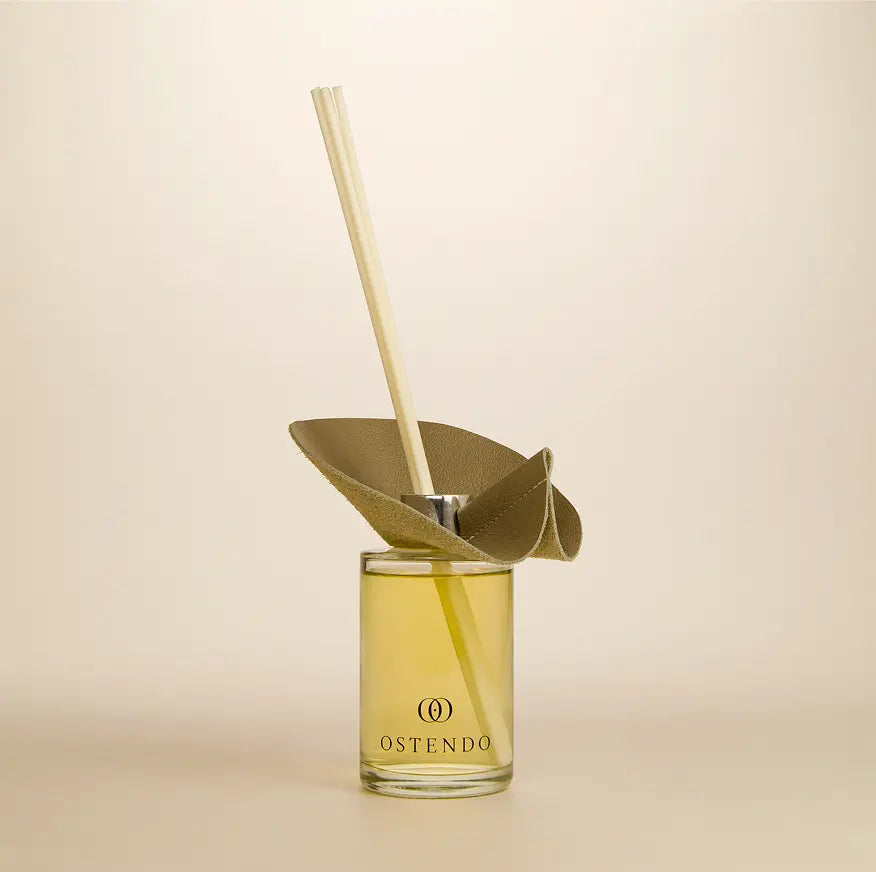 Diffuseur de parfum Nénu, fleur de cuir façonnée à la main — ostendo
