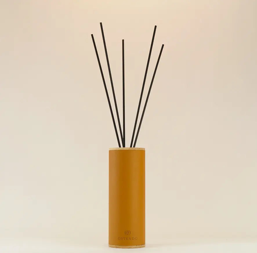 Diffuseur de parfum Modèle T190, cylindre aluminium peint et socle bois — ostendo